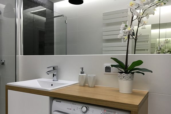 Joanna Kukurudz – realizacja łazienki z wykorzystaniem drewna, bieli i czerni.
